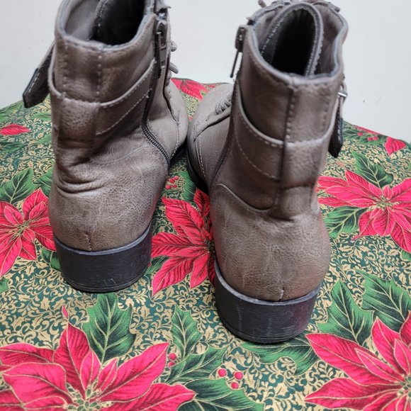 Ladies Le Chateau heeled boots, size 10 - Picture 5 of 5